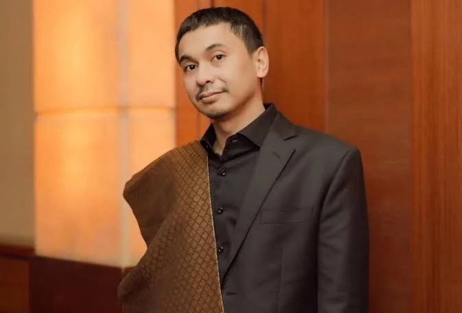 Pesawat Raditya Dika Putar Balik Imbas Erupsi Gunung Krakatau